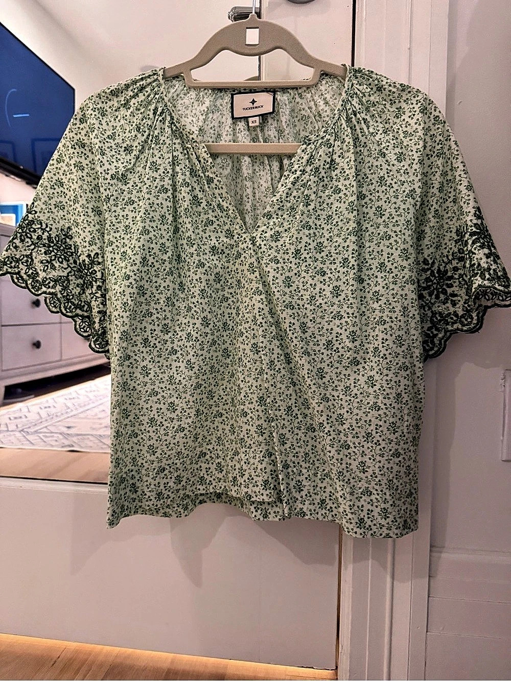 TUCKERNUCK Floral Blouse in Green & White Size XS